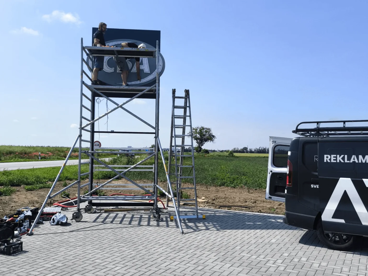 Reklamný totem realizácia