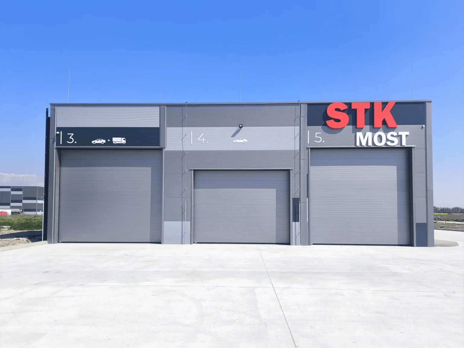 3D svetelne logo frontlit svietiace dopredu vyrezane do tvaru vašho loga interier exterier STK logo na fasade