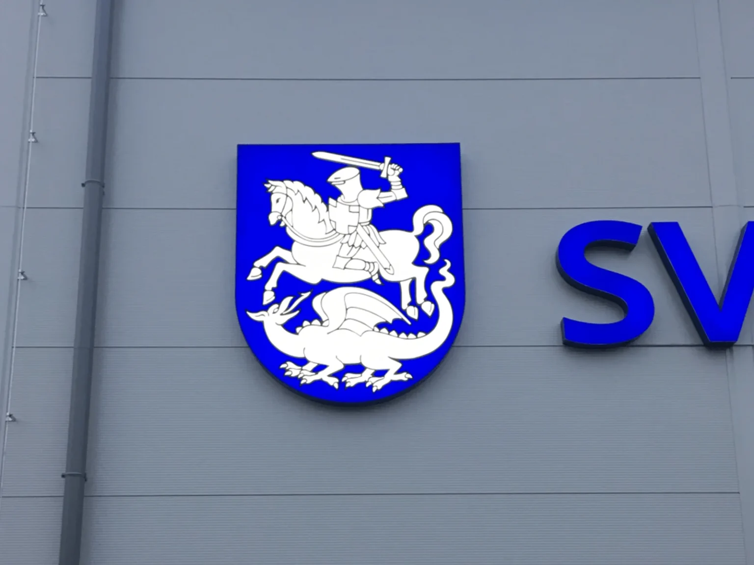3D svetelne logo frontlit svietiace dopredu vyrezane do tvaru vašho loga interier exterier erb na fasade budovy