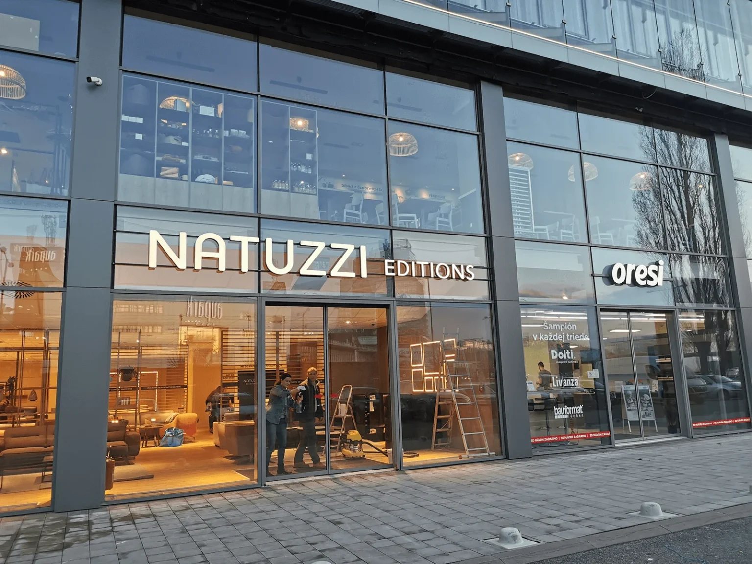 3D svetelne logo frontlit svietiace dopredu vyrezane do tvaru vašho loga interier exterier logo na sklenenej fasade LED