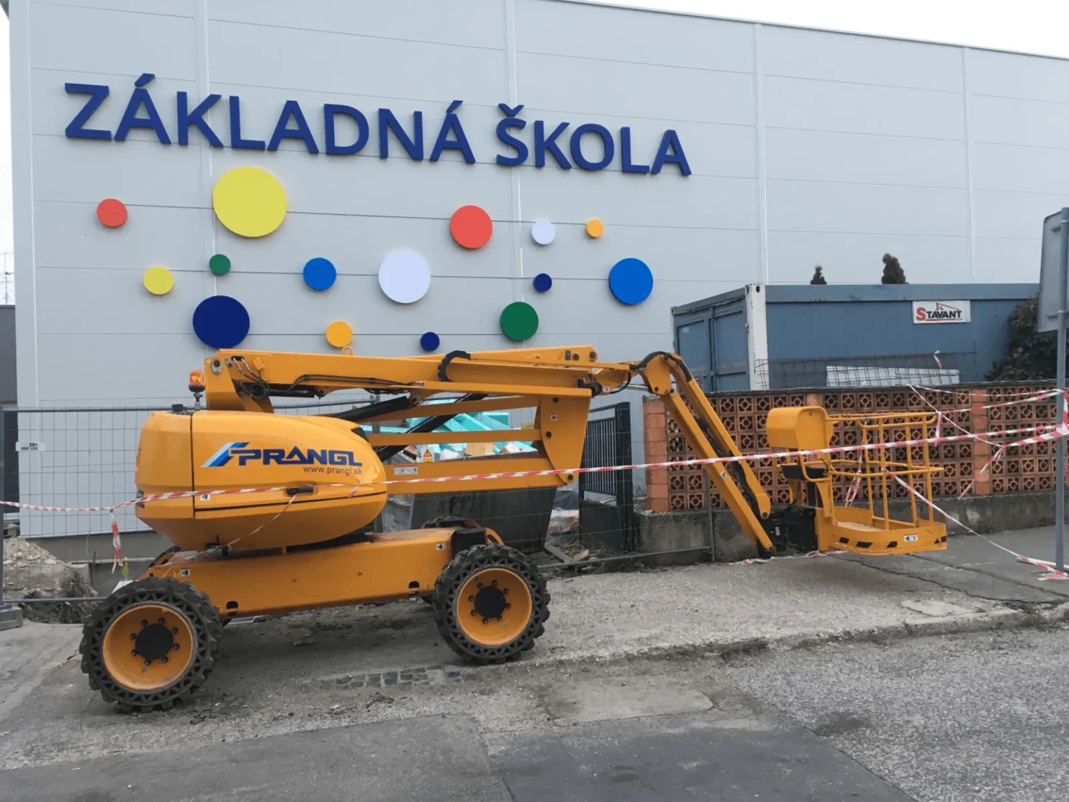 3D svetelne logo frontlit svietiace dopredu vyrezane do tvaru vašho loga interier exterier na fasade