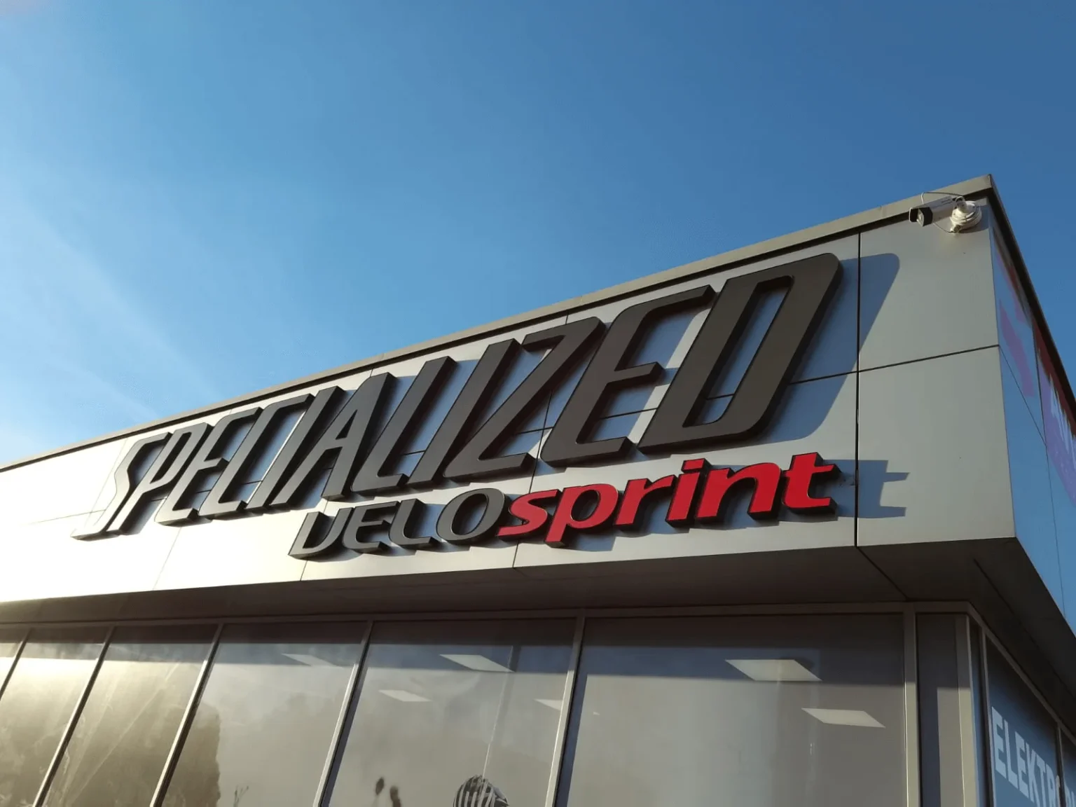 3D svetelne logo frontlit svietiace dopredu vyrezane do tvaru vašho loga interier exterier nadrozmer logo