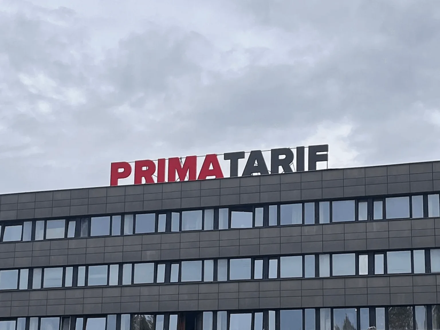 3D svetelne logo frontlit svietiace dopredu vyrezane do tvaru vašho loga interier exterier nadrozmer logo na streche