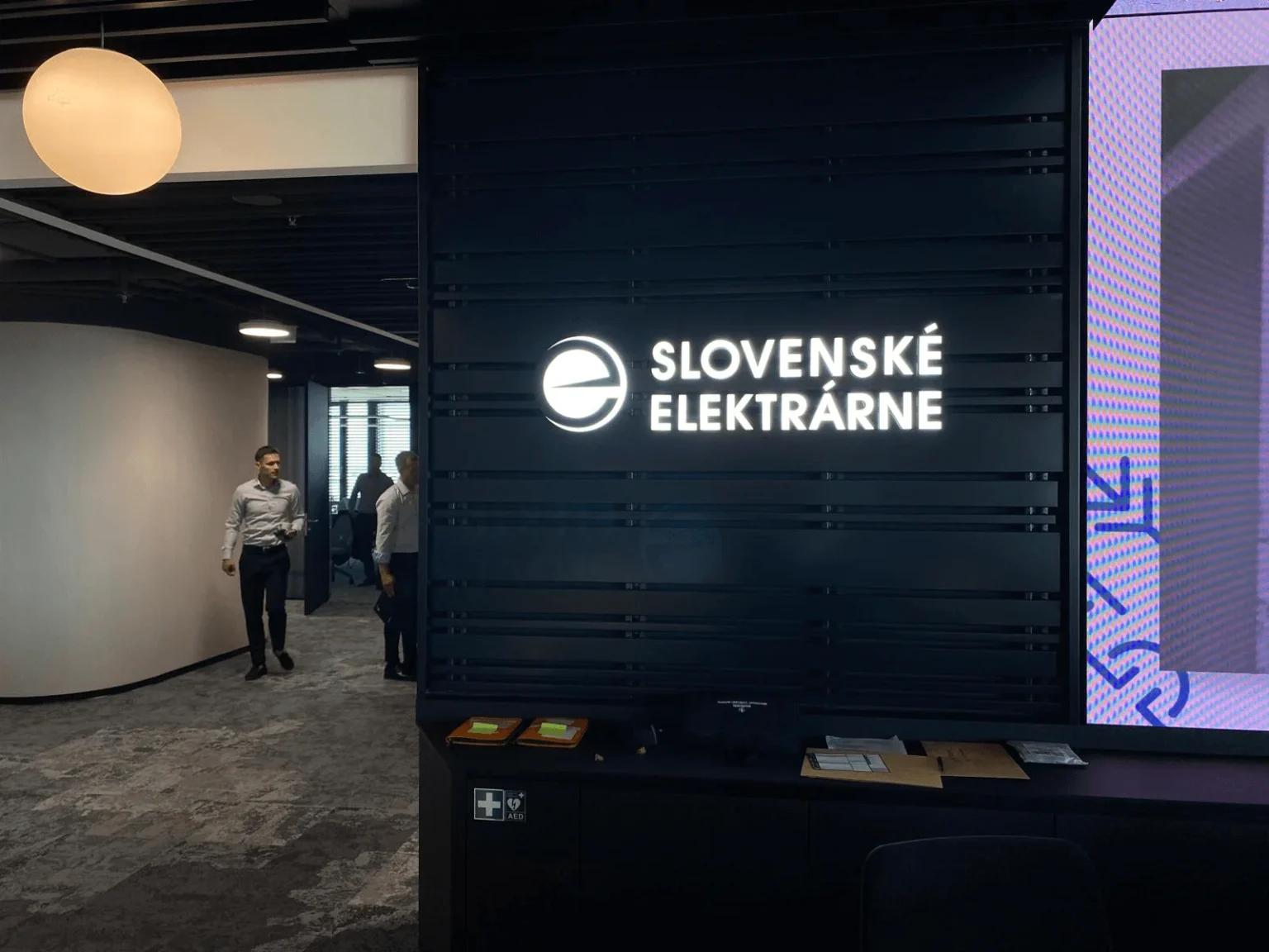 3D svetelne logo frontlit svietiace dopredu vyrezane do tvaru vašho loga interier zasadačka rezana grafika