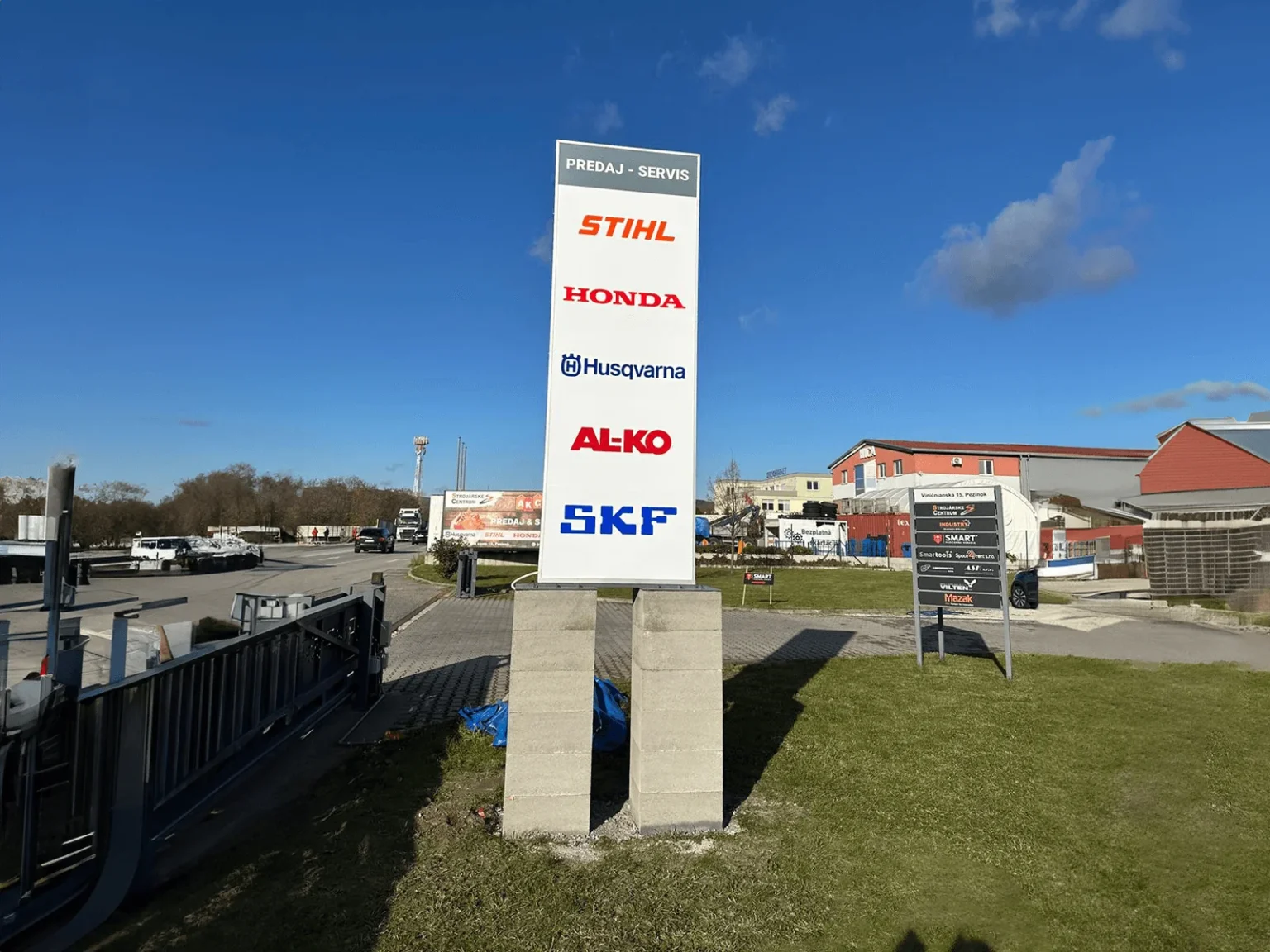 Reklamny svetelny pylon totem CBA navrh, konštrukcia, realizacia