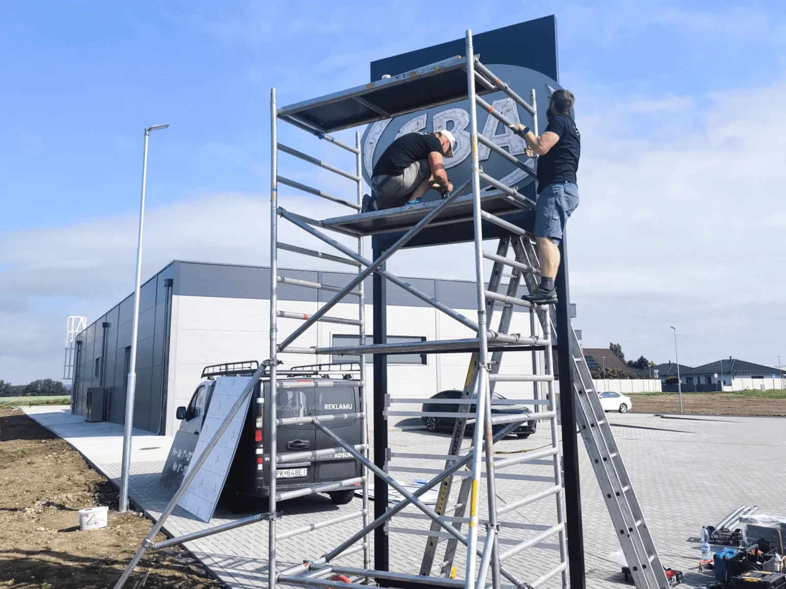 Reklamny svetelny pylon totem CBA navrh, konštrukcia, realizacia priprava elektro kabelaž