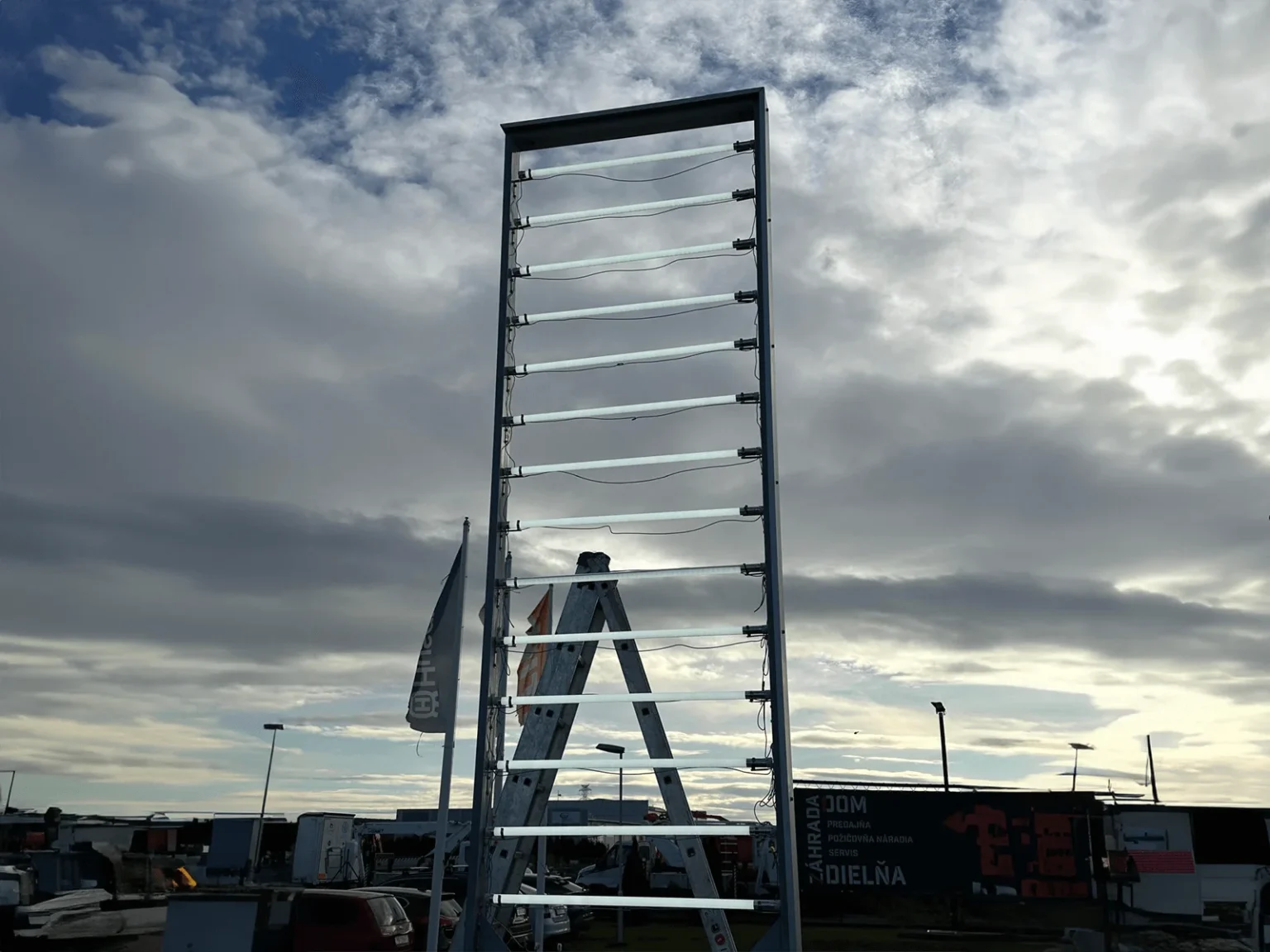 Reklamny svetelny pylon totem CBA navrh, osvetlenie LED neon