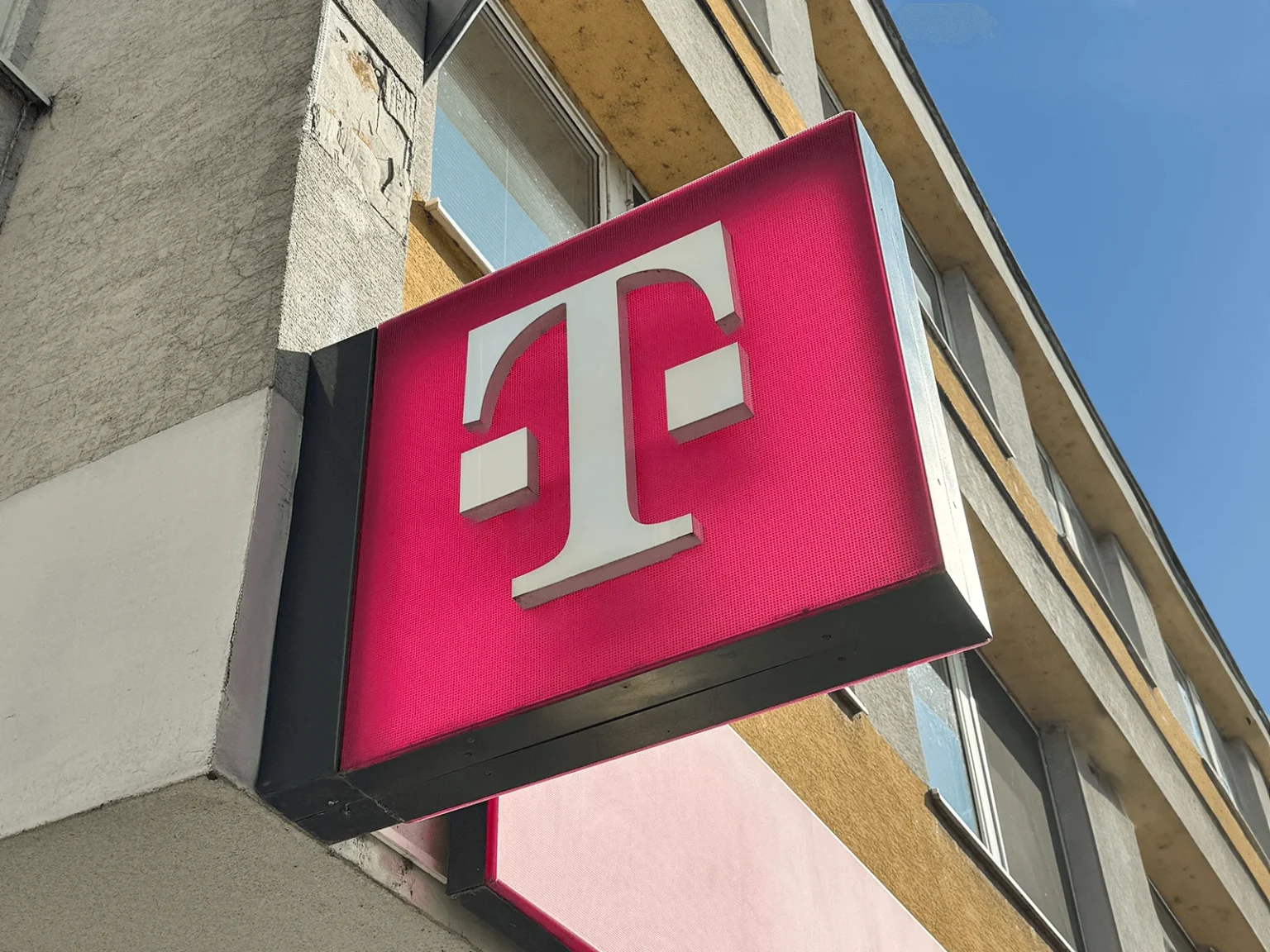 Svetelna vystrčka podsvietena LED parkovisko uchyt na stene Telekom
