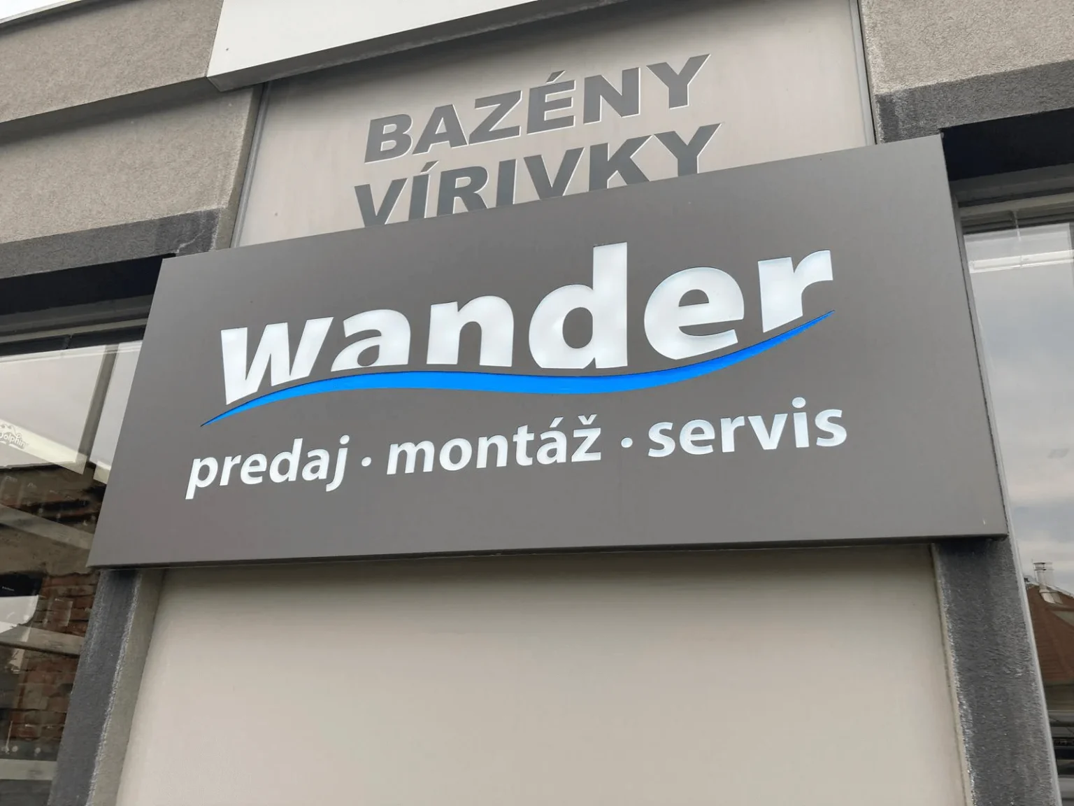 frezovane plexi svetelne boxy dizajn vyrezu na mieru exterier interier návrh svetelnej reklamy inštalácia dodanie na fasade viac farebne