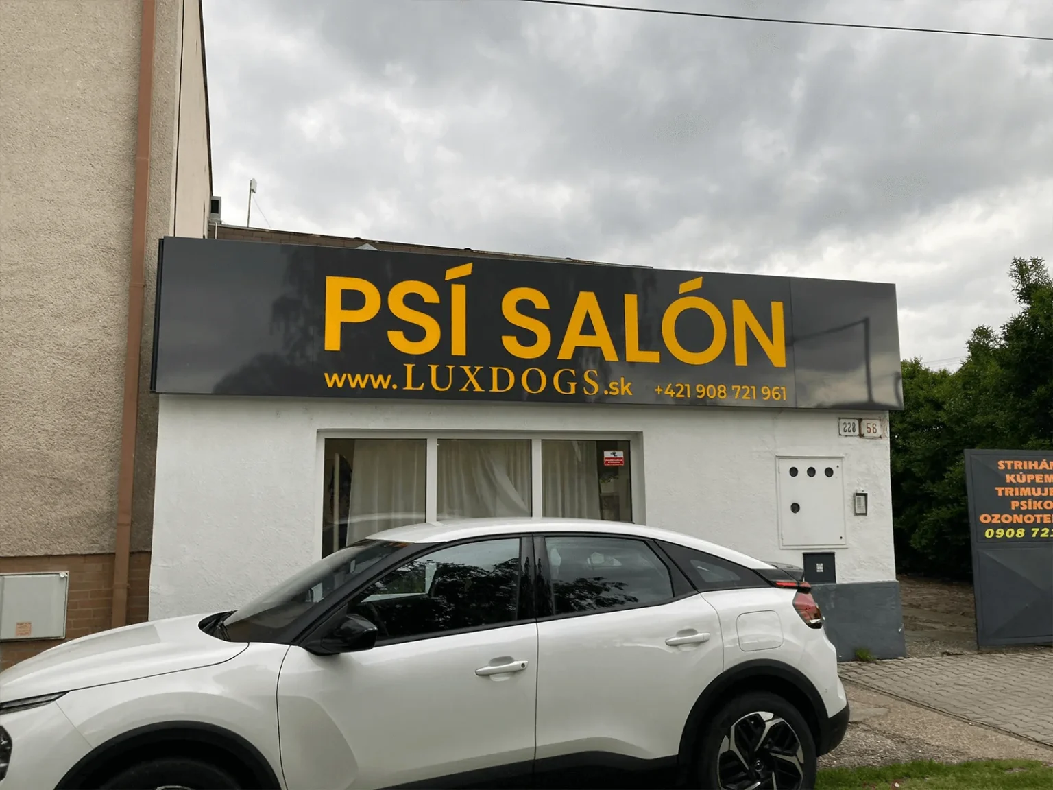 frezovane plexi svetelne boxy dizajn vyrezu na mieru exterier interier návrh svetelnej reklamy inštalácia dodanie na fasade vyrazna reklama