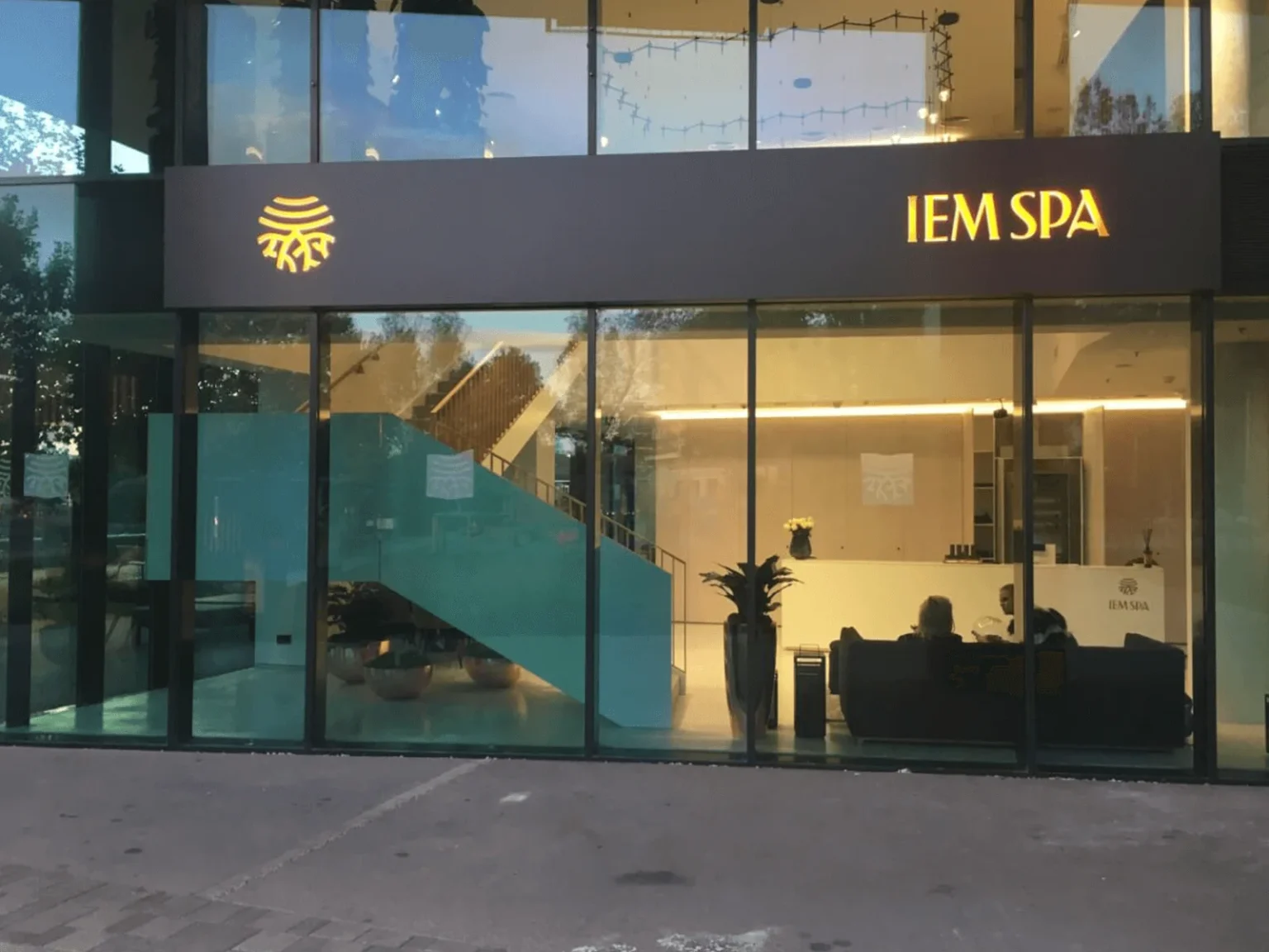 frezovane plexi svetelne boxy dizajn vyrezu na mieru exterier interier návrh svetelnej reklamy inštalácia dodanie na fasade_2