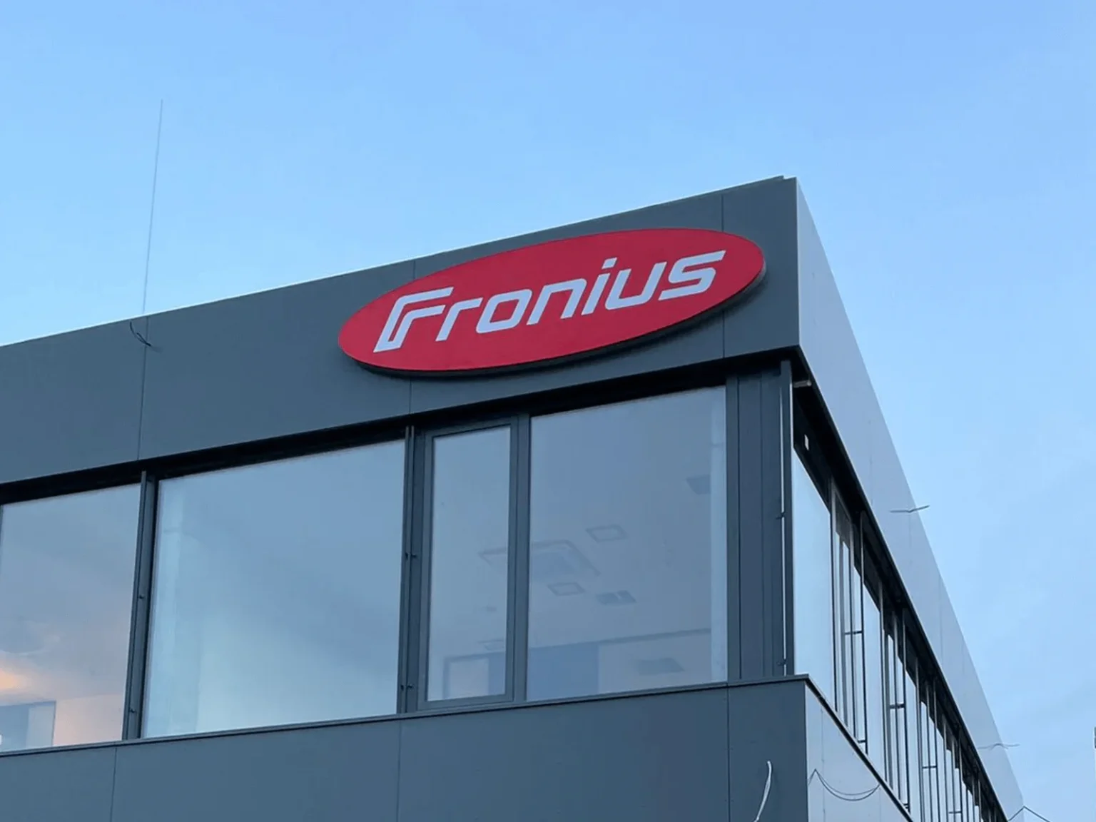svetelne boxy akryl plexisklo na fasáde s LED podsvietením exterier