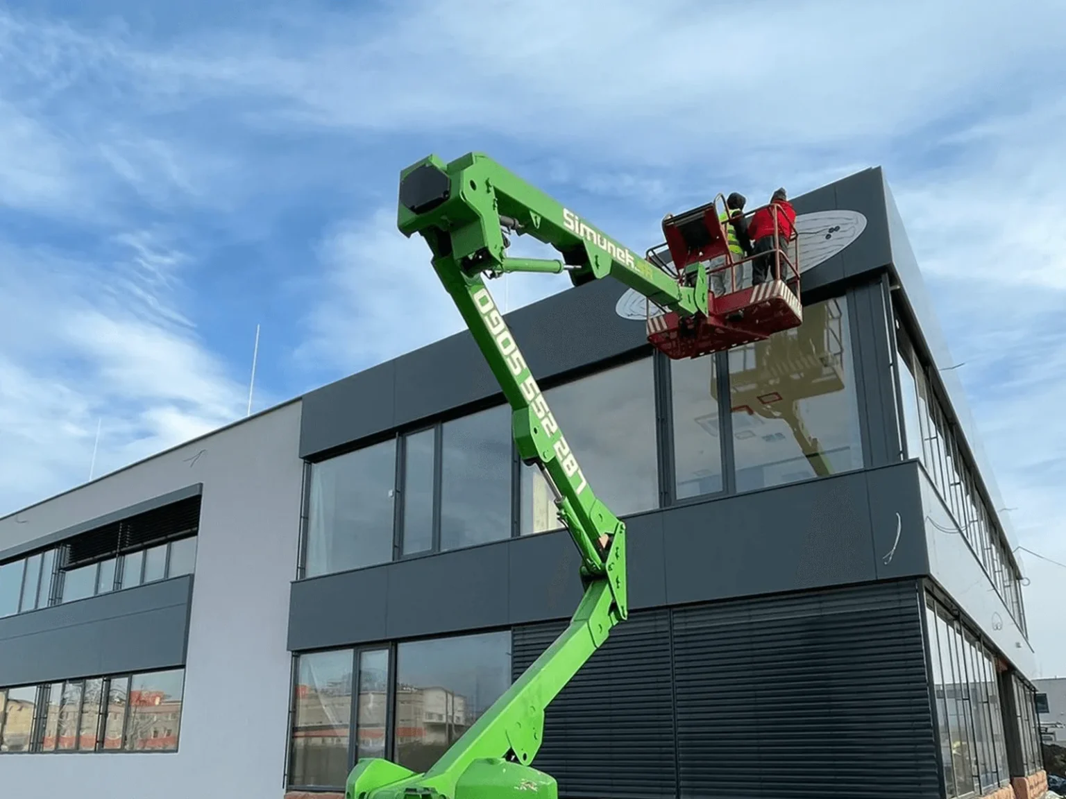 svetelne boxy akryl plexisklo na fasáde s LED podsvietením exterier inštalácia