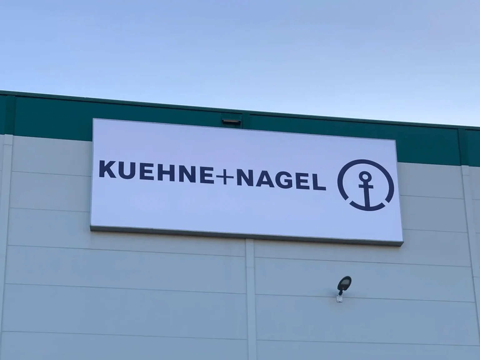 svetelny box plachta led osvetlenie reklamna plocha na fasade