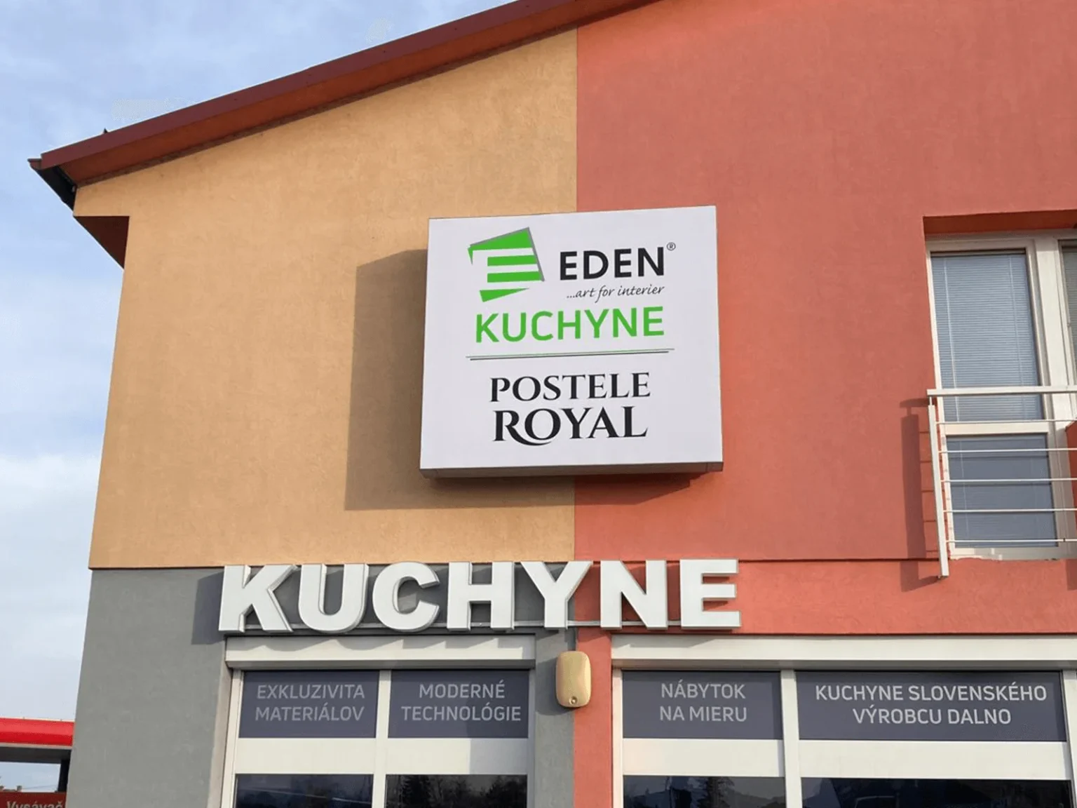 svetelny box plachta led osvetlenie reklamna plocha na fasade domu