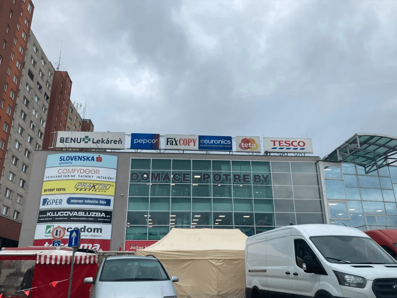 svetelny box plachta led osvetlenie reklamna plocha na fasade na streche