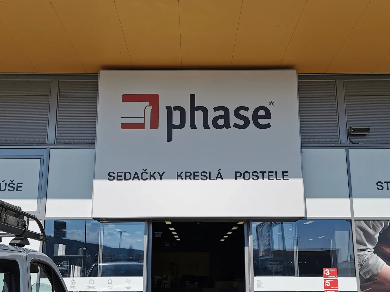 svetelny box plachta led osvetlenie reklamna plocha na fasade obchodnej prevadzky phase