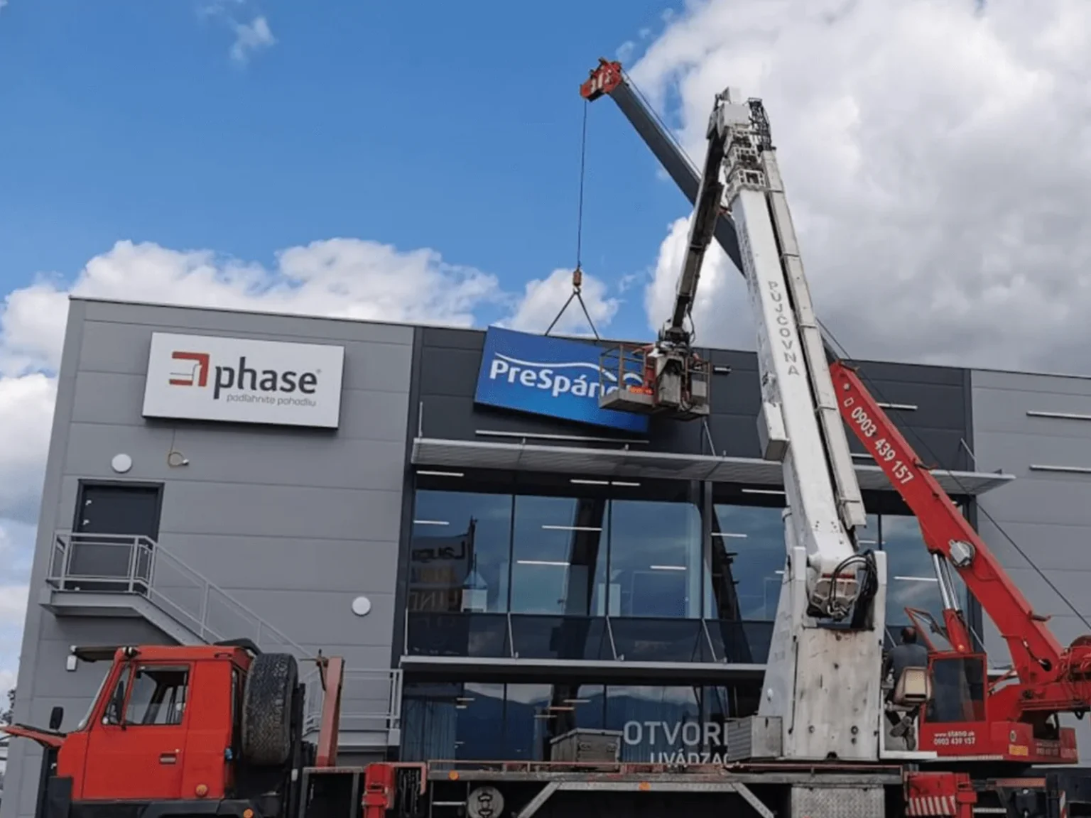 svetelny box plachta led osvetlenie reklamna plocha na prečeli budovy inštalacia