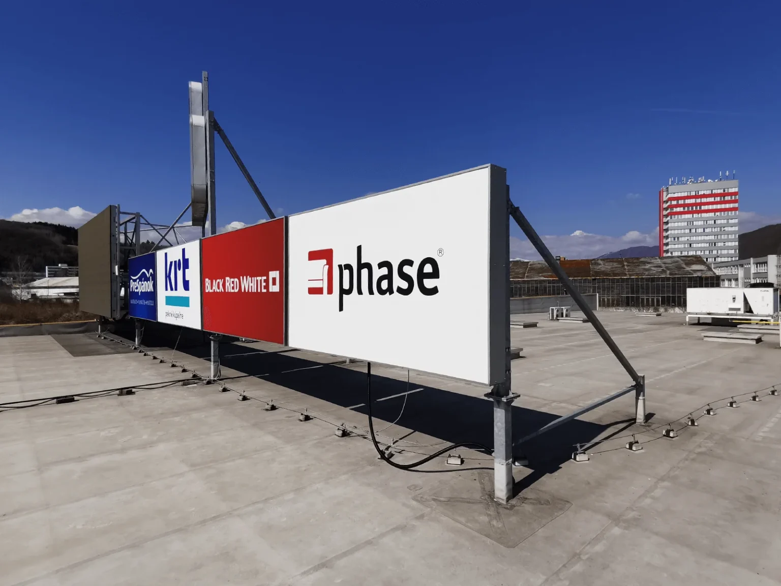 svetelny box plachta led osvetlenie reklamna plocha na streche budovy phase